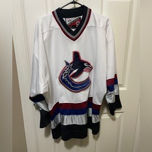 Vancouver Canucks Pro Player hockey jersey. Size Large.